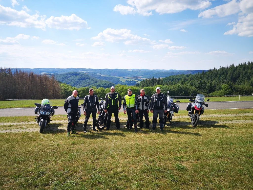 Groep motorrijders na motortraining met uitzicht in de bergen