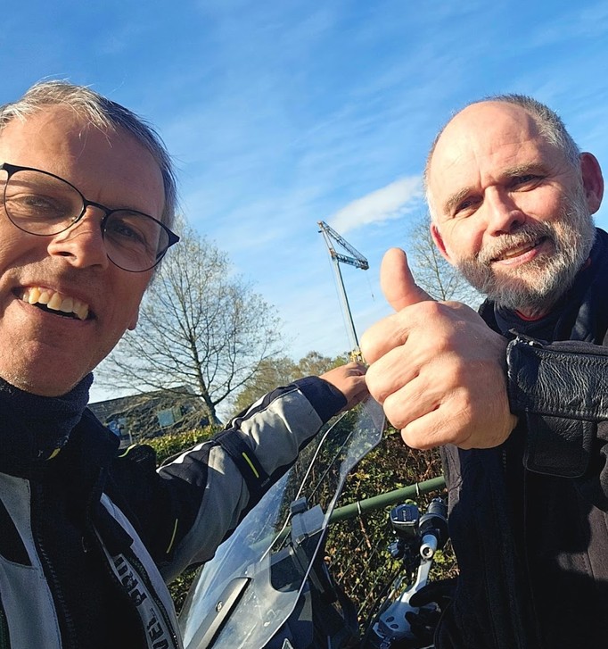 Tevreden motorrijder na de Opfriscursus Motorrijden van deRijder, met meer vertrouwen, controle en plezier op de motor.