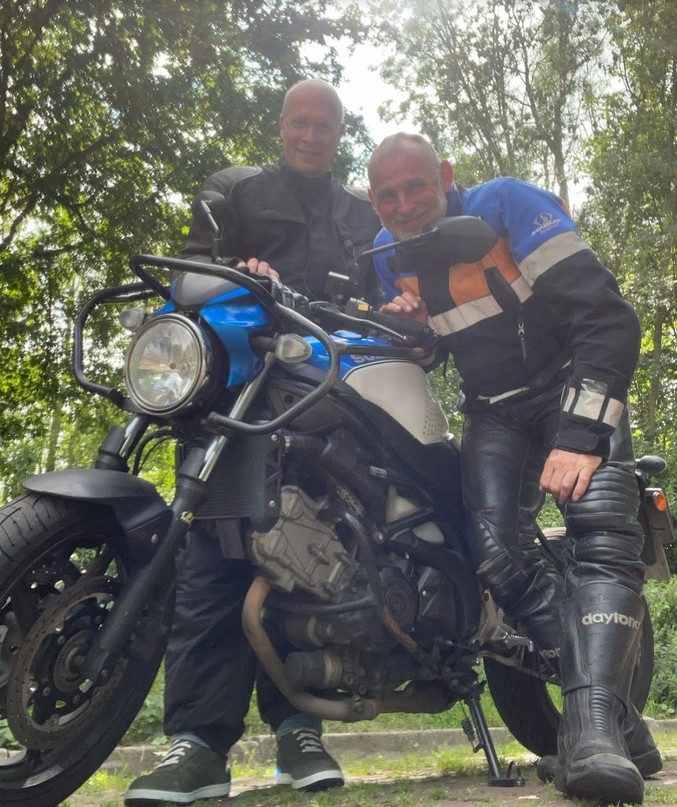Tevreden motorrijder na de Opfriscursus Motorrijden van deRijder, met meer vertrouwen, controle en plezier op de motor.