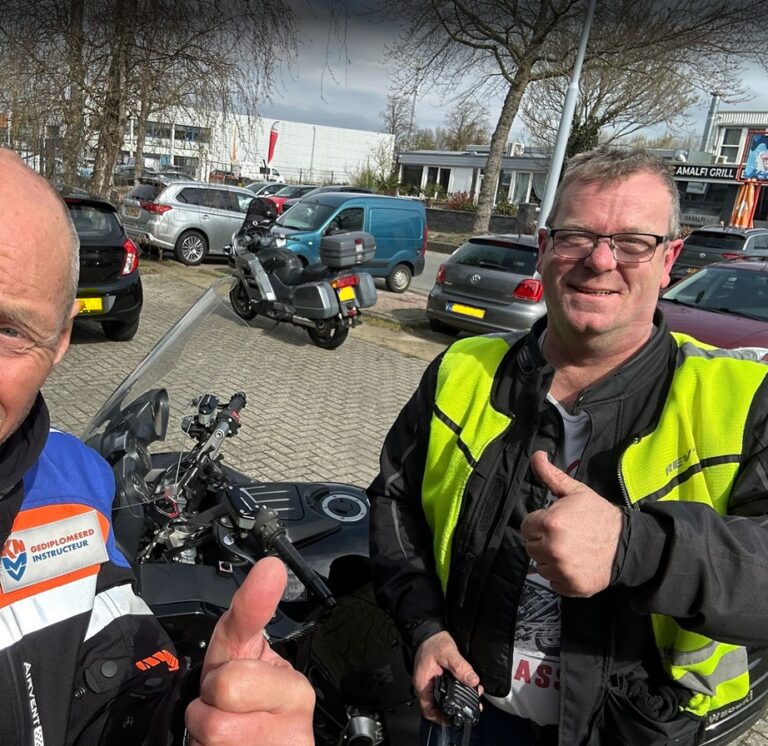 Tevreden motorrijder na de Opfriscursus Motorrijden van deRijder, met meer vertrouwen, controle en plezier op de motor.