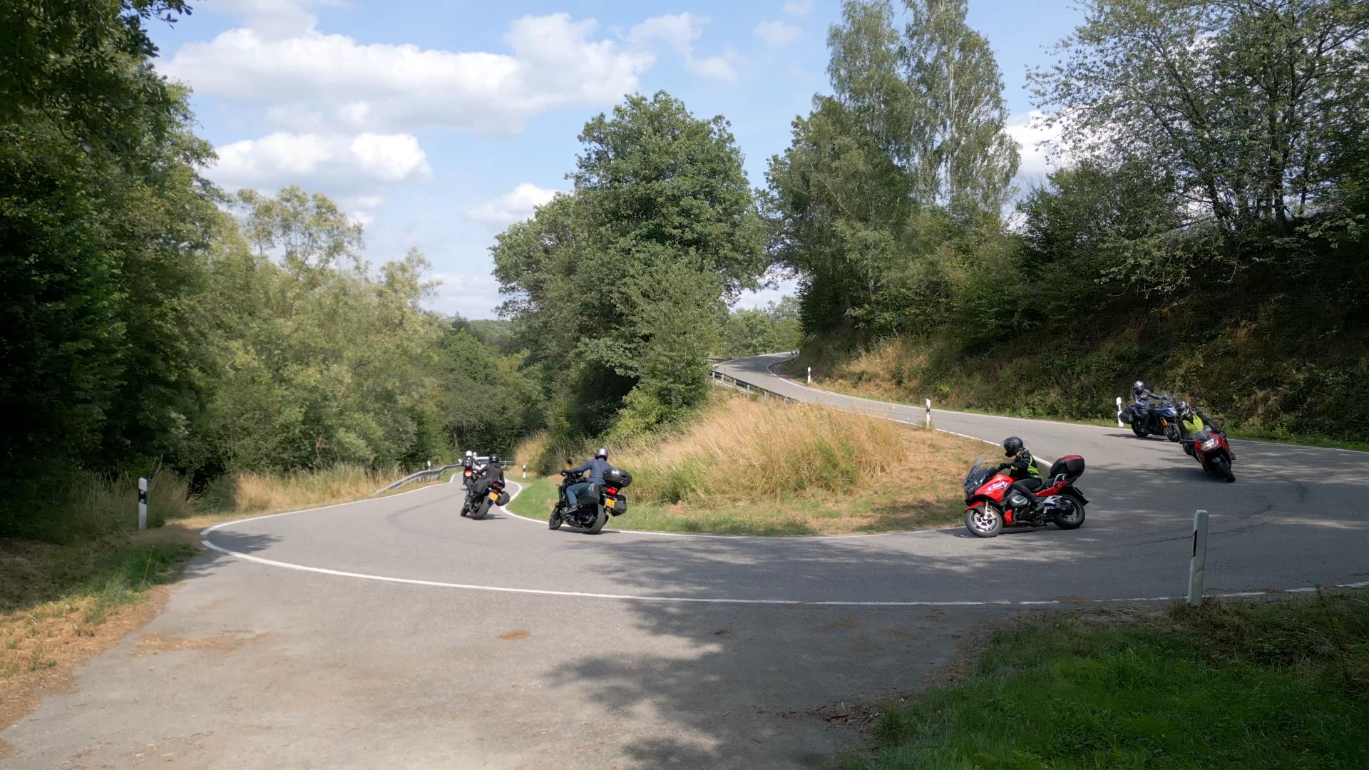 Motorrijders komen gecontroleerd uit de bocht tijdens het rijden met de motor